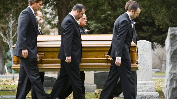 Covid-19: Presença de familiares em funerais volta a ser permitida ...