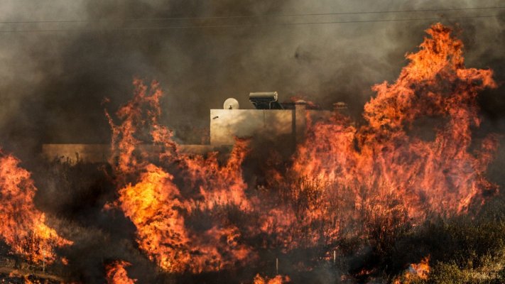 600 operacionais combatem incêndio em Castro Marim