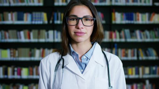 Estudantes de Medicina preocupados com saída de especialistas do país