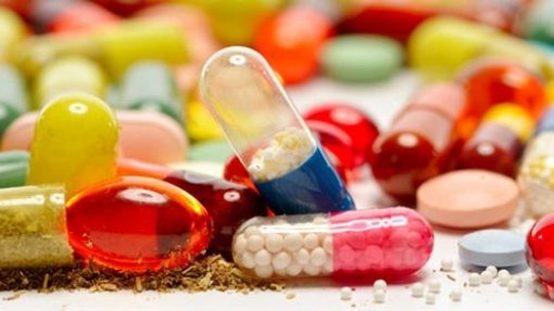 Mercado de medicamentos vendidos em farmácias caiu 23% numa década, conclui estudo