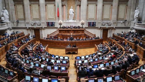 Maioria parlamentar de esquerda aprova nova Lei de Bases da Saúde
