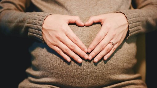 Lei sobre proteção de mulheres na gravidez e parto aprovada por unanimidade