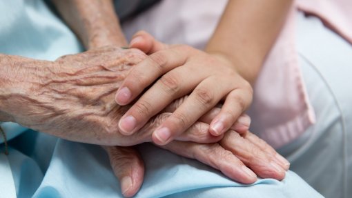 Nove em cada 10 idosos em tratamento médico sofrem de solidão