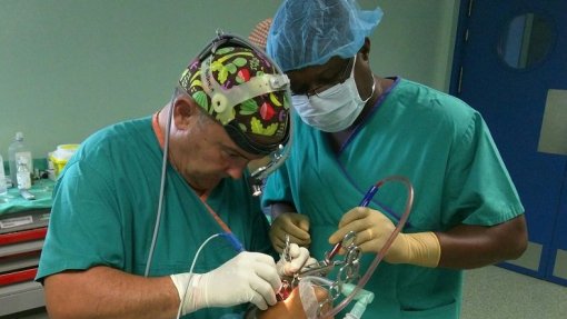 Médicos espanhóis completam missão em Cabo Verde com 60 cirurgias numa semana