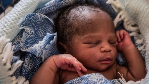 Taxa de mortalidade infantil em Angola deve baixar quase metade até 2050