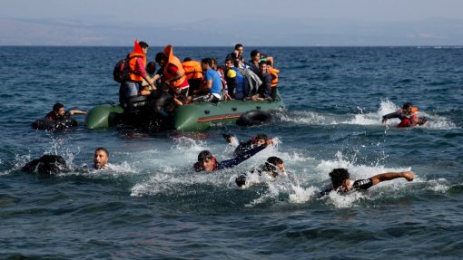 Polícia Marítima portuguesa resgata 32 migrantes na Grécia