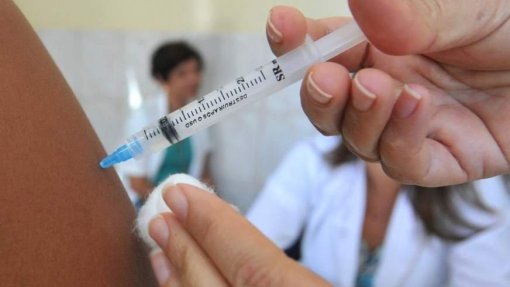 Gripe: Só metade dos profissionais de saúde toma vacina, alertam peritos