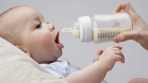 Estratégia prevê rede de bancos de leite materno e revisão das licenças para amamentar