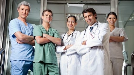 Aberto concurso com 482 vagas que garante colocação a todos médicos recém-especialistas