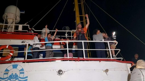 Covid-19: Barco com 194 migrantes pode atracar na Sicília mas fica em quarentena