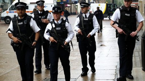 Covid-19: Polícia britânica procura quatro suspeitos de ataque racista contra asiático