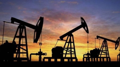 Covid-19: Barril de petróleo Brent cai 5,64%, um mínimo desde março de 2004