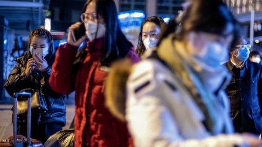 Covid-19: Hong Kong impõe quarentena a quase todos visitantes