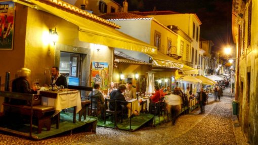 Covid-19: Bares da Madeira fecham às 21:00 e restaurantes às 23:00 - PSP