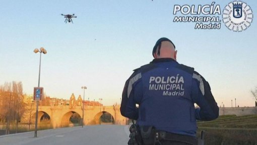 Covid-19: Polícia utiliza ‘drones’ em Espanha para avisar pessoas que devem ficar em casa