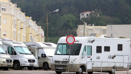 Covid-19: Aumento &quot;anormal&quot; de autocaravanas e turistas na costa alentejana preocupa autarcas