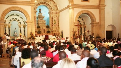 Covid-19: Igreja Católica angolana pede que se evitem contactos físicos durante missas