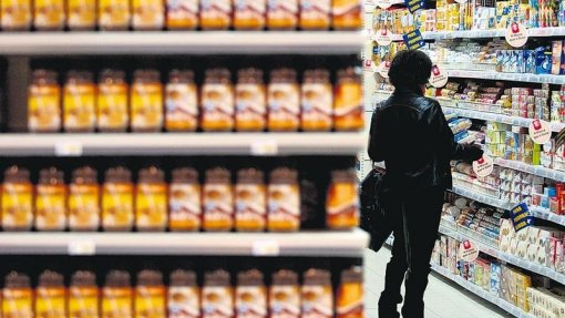 Covid-19: Hiper e supermercados sem ruturas mas pessoas devem comprar apenas o necessário
