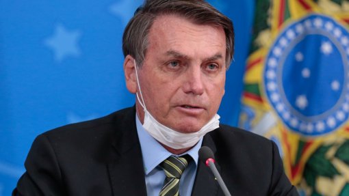 Brasileiros protestam ao som de panelas contra Bolsonaro