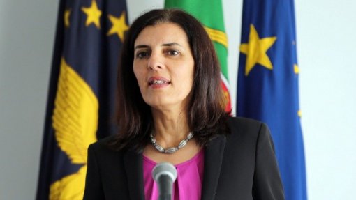 Covid-19: Deputada do PS eleita pelos Açores contesta manutenção de voos para a região
