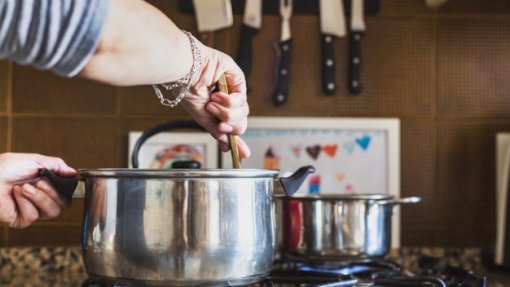 Covid-19: Comer alimentos cozinhados ou crus não constitui risco de contaminação