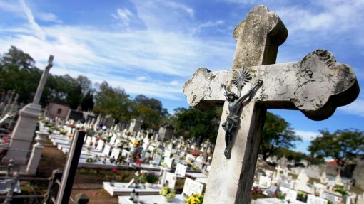 Covid-19: Cartaxo suspende transporte urbano e só abre cemitério para funerais