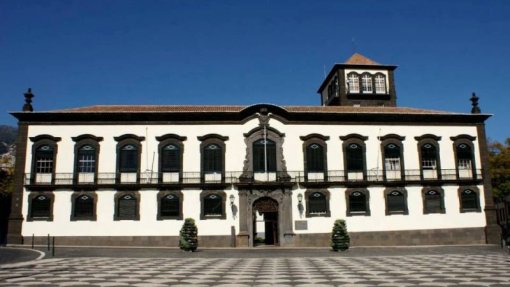 Covid-19: Câmara do Funchal coloca 50 mil livros ao dispor da população
 