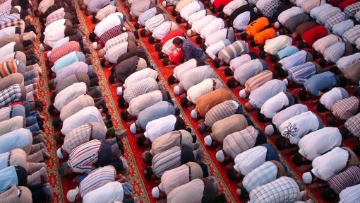 Covid-19: Marroquinos reúnem-se para rezar apesar do confinamento obrigatório
