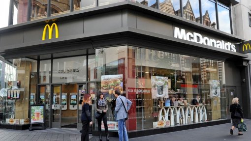 Covid-19: McDonald’s e milhares de restaurantes encerram no Reino Unido