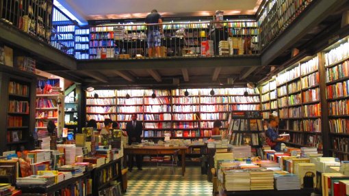 Covid-19: Livrarias podem estar abertas se venderem ao postigo