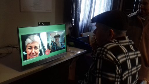 Covid-19: Idosos dos lares voltam a conversar com a família por videoconferência