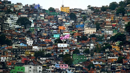 Covid-19: Milicianos e traficantes impõem recolher obrigatório em favelas do Brasil