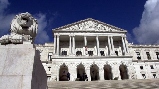 Covid-19: Debate quinzenal ‘resiste’ à pandemia com parlamento a meio gás