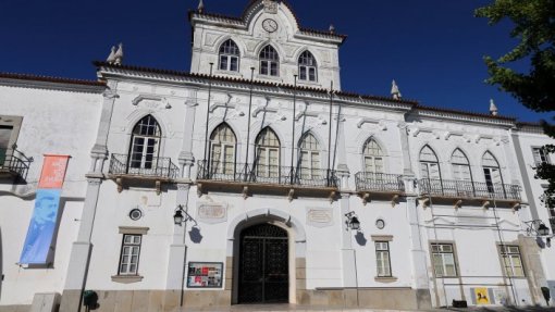 Covid-19: Câmara de Évora reforça apoio a idosos e sem-abrigo