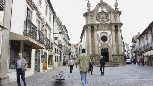 Covid-19: Funcionárias de lar de Vila Real gritam “ajudem-nos” à janela