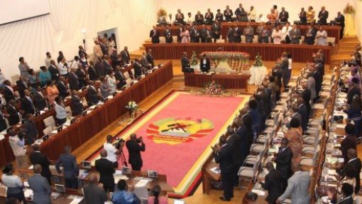 Covid-19: Parlamento moçambicano arranca com menos deputados e convidados