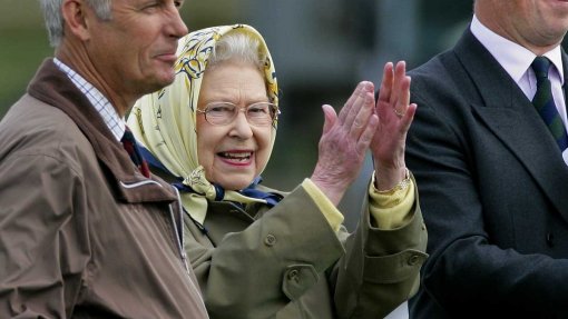 Família real britânica bateu palmas pelos profissionais de saúde