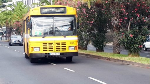 Transporte de passageiros na Madeira com horário de domingo