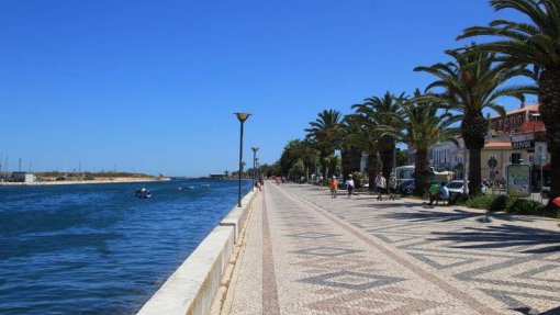 Câmara de Lagos impede acesso a zona ribeirinha e praias do concelho