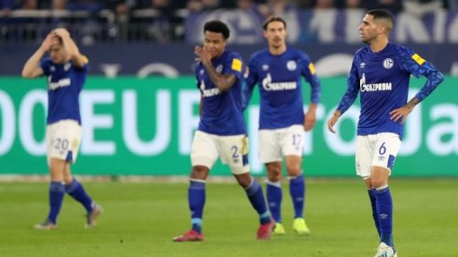 Covid-19: Jogadores do Schalke 04 abdicam de uma parte dos salários