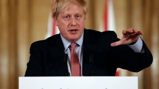 Covid-19: Boris Johnson admite medidas mais duras se comunidade científica indicar