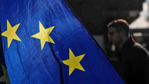 Covid-19: UE pede cessar-fogo na Síria para combater pandemia