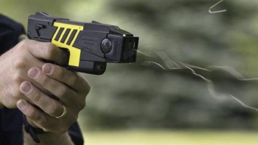 Covid-19: Polícia britânica usa pistola taser em homem que cuspiu sobre agentes