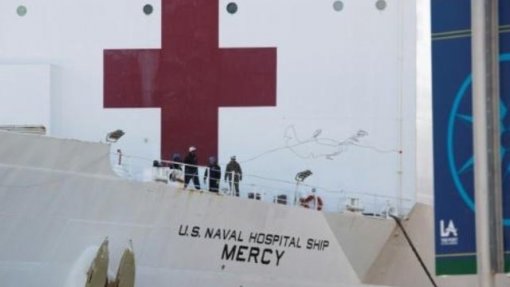 Covid-19: Navio-hospital com mil camas, da Marinha dos EUA, atracou em Nova Iorque