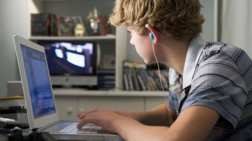 Covid-19: Escolas estão a informar Governo sobre alunos sem net ou computador