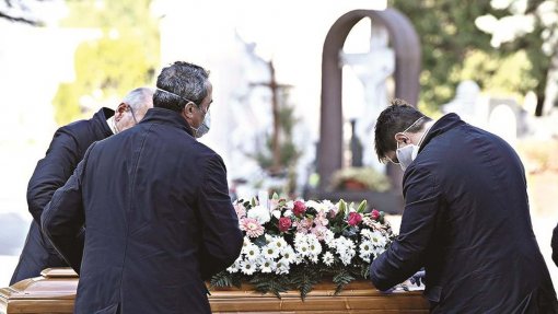 Covid-19: Cerimónias fúnebres proibidas em Espanha