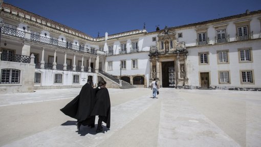 Covid-19: Universidade de Coimbra lança plataforma que reúne investigação sobre a pandemia