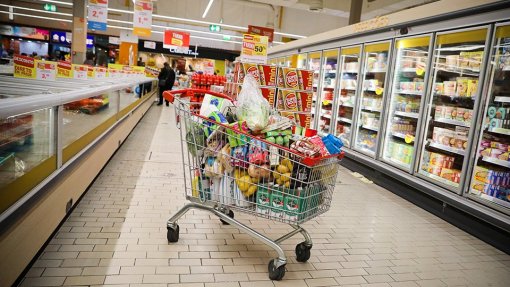 Covid-19: Portugueses vão menos a supermercados, mas compram mais – estudo