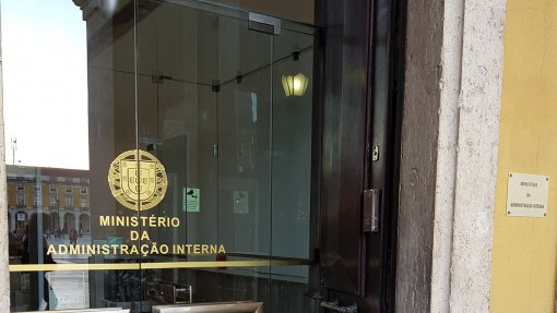 Covid-19: MAI anuncia 84 detenções por desobediência ao estado de emergência