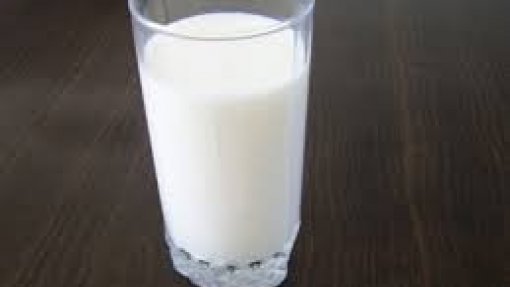 Covid-19: Produtores espanhóis acusam Portugal de exportar leite a baixo custo